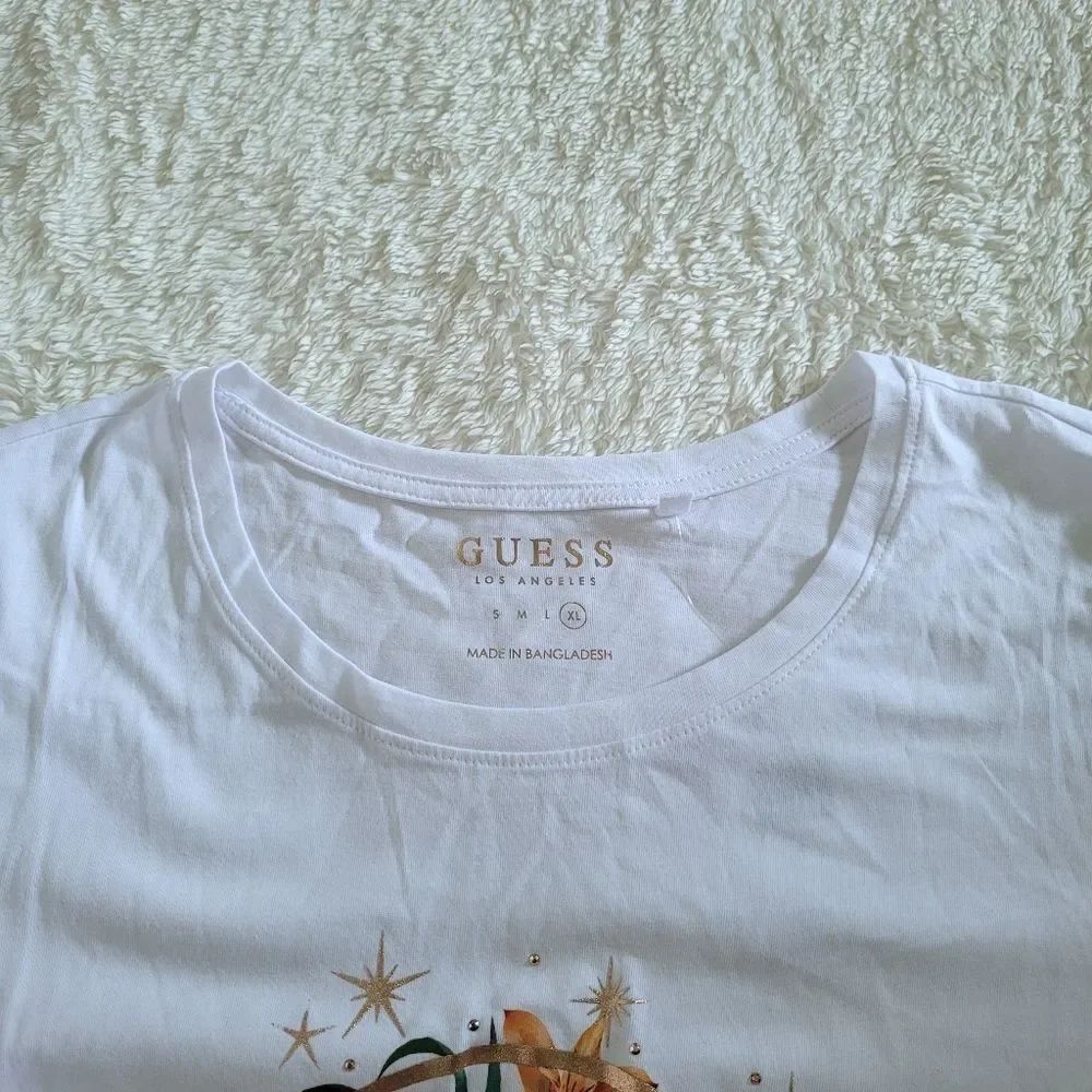 Guess❓Miller Floral💐 Graphic Tee👕 - NWT - Picture 4 of 15